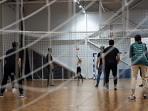 Аренда игрового зала под баскетбол, волейбол и футбол)